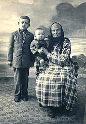 Чеснокова (в зам. Амосова) Параскева Дмитриевна с внуками. 1949.