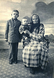 Амосова Параскева Дмитриевна из Шапнаволока с внуками Михаилом и Вячеславом. 1949.