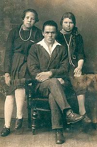 highslide=1:Андрей Белокуров с сестрой Зинаидой (слева) и Анной Палкиной. Фото ок. 1930 года.