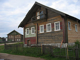 highslide=1:Дома Лебедевых: Онтонан (впереди), первый дом Майдойзин (сзади).