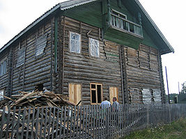 highslide=1:Братья Лебедевы восстанавливают родовой дом (первый дом Майдойзин). 2006.